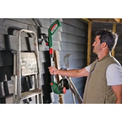 Akkuruohotrimmeri Bosch UniversalGrassCut 18V-26-500 18V 2,0 Ah akulla Akkutrimmerit