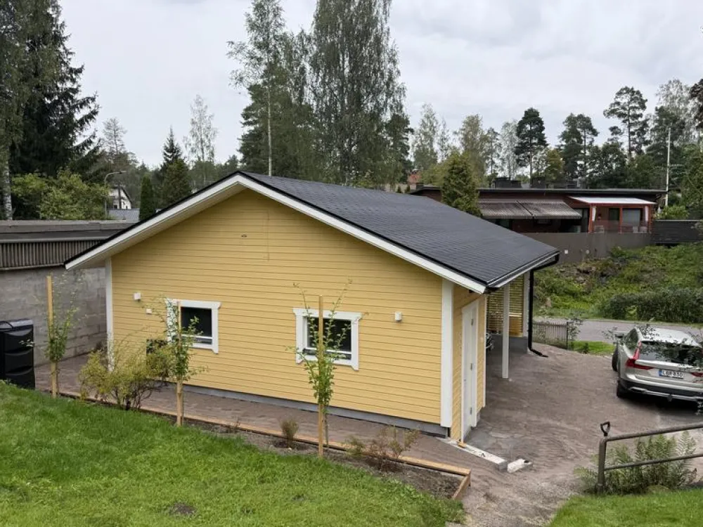 Autokatoksen runkopaketti , kahden auton seinällinen katos ja varasto, sivusta ajettava, kerrosala 17 m² Autokatokset|Autotallien Runkopaketit