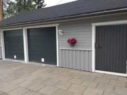 Autotallin nosto-ovi Nordic 2500x2250mm vaakauritettu + avaaja Liftronic 500 tummanharmaa*Isomatic Best