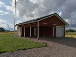 Hot Autotallin runkopaketti , yhden auton talli + yhden auton katos ja varasto, sivusta ajettava, kerrosala 48 m² Autotallit Yhdelle Autolle|Autotallien Runkopaketit