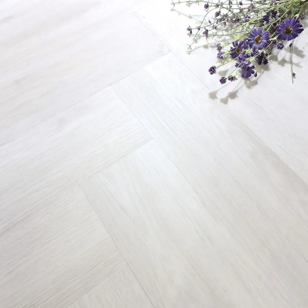 Kivikomposiittikalanruotovinyylilankku Kuura valkeatammi, integroitu askeläänieriste*DomusFlooring Hot