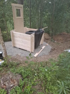 Best Kompostoiva puucee Onni kompostikäymälällä Kompostikäymälät