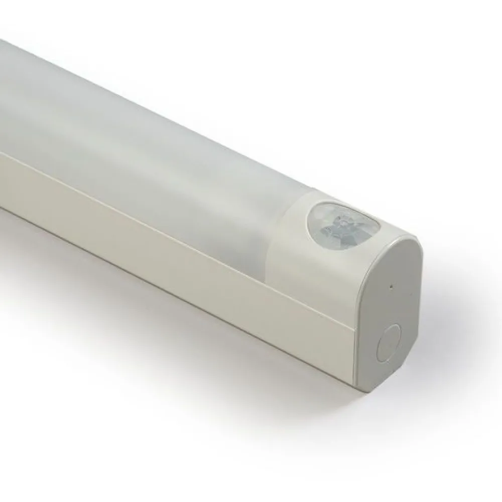 Clearance LED-tunnistinvalaisin Jono AVR66 IP44 733 mm 10W/830 PIR-tunnistimella ja pistorasialla Julkisten Tilojen Valaisimet