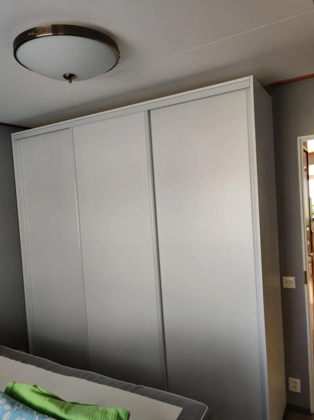 Clearance Liukuovikaappi 184-230cm, tangolla, hyllyillä ja laatikoilla, mittojen mukaan, eri värejä Liukuovikaapit