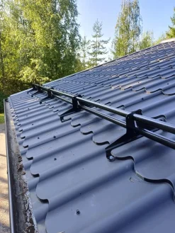 Lumiestepaketti , tiilikuvioiduille teräskatoille (Muotokate 350),  3m, 2 lumiesteputkea + asennussarja, eri värejä Kattoturvatuotteet