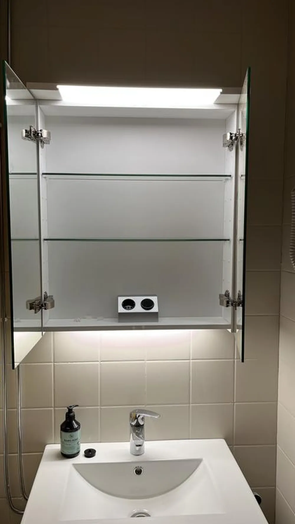 Discount Peilikaappi LED-valaisimella Glänsa 800 mm valkoinen Peilikaapit