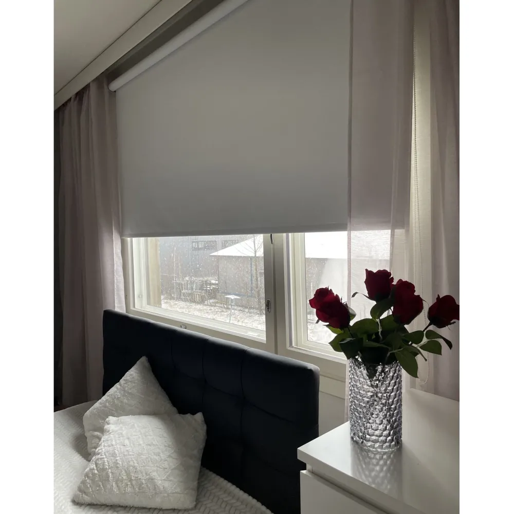 Pimentävä rullaverho XL valkoinen pituus 250 cm eri leveyksiä*Ihanin Outlet