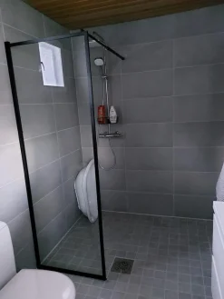 Outlet Suihkuseinä Profil 700x2000 mm kirkas lasi musta Suihkuseinät