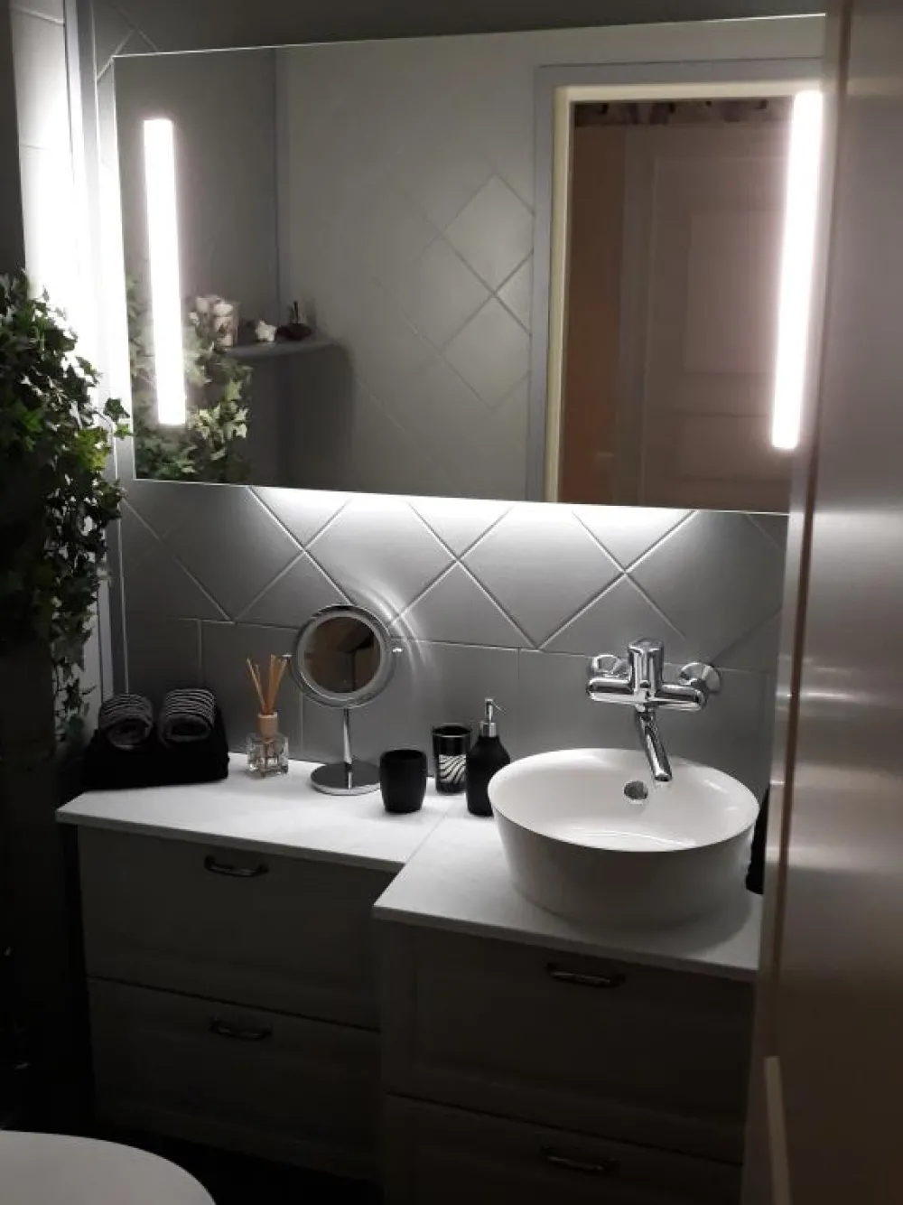 New Valopeili Sol 1200x700 mm pistorasialla ja virtakytkimellä Kylpyhuoneen Peilit